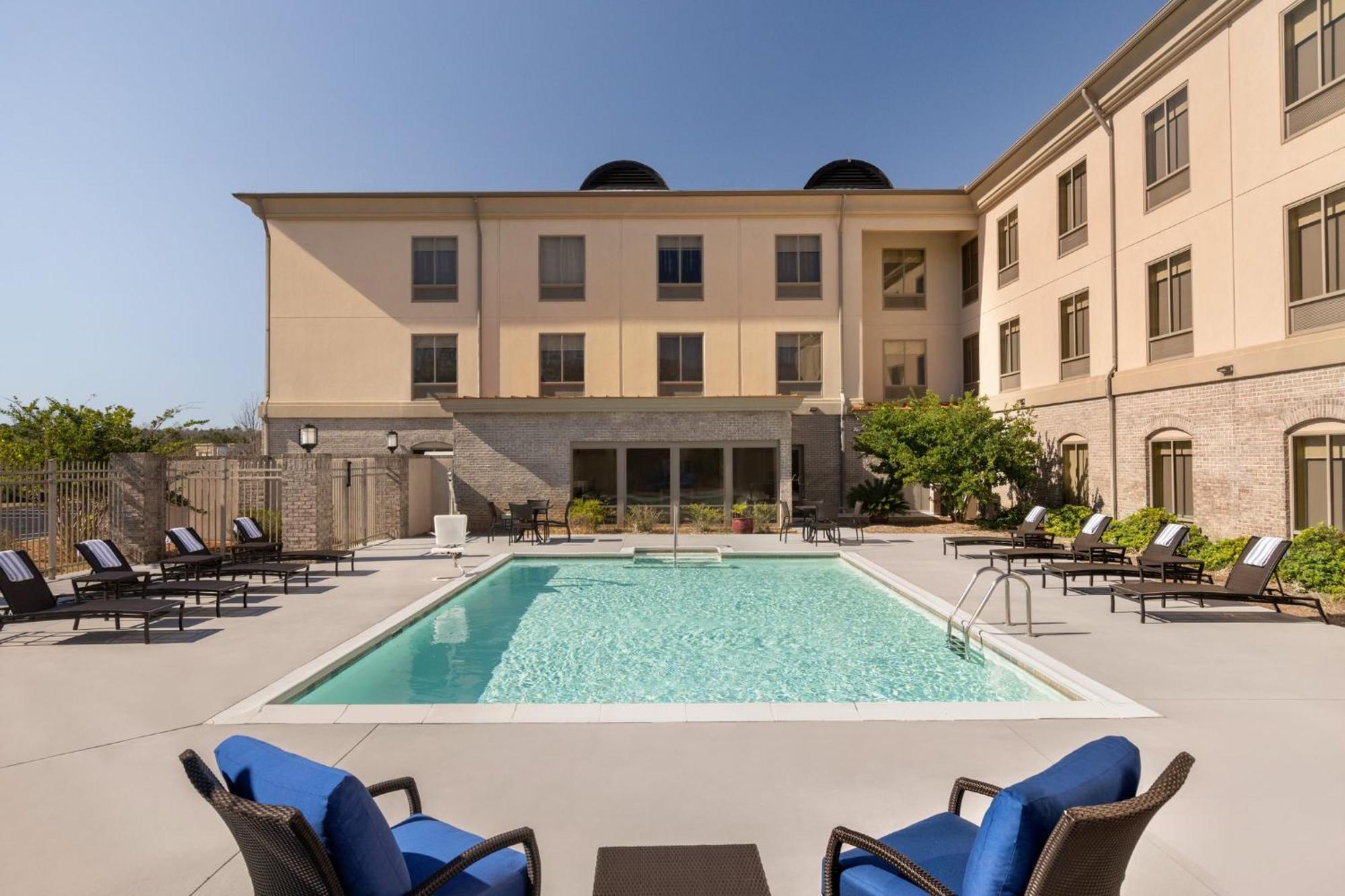 Holiday Inn Express Hotel & Suites Opelika Auburn By Ihg Exterior photo